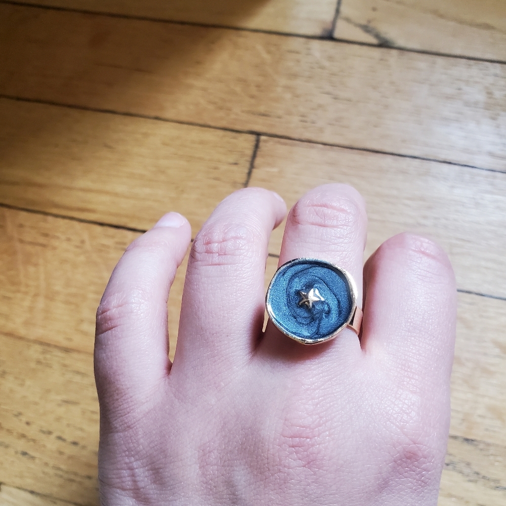 NWOT Gold Dark Grey Star Ring - Picture 10 of 13